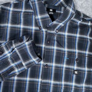 DC Shirt Men's Medium‎ Black Plaid Long Sleeve Button Up
